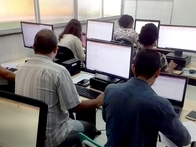 servidores trabalhando em computadores